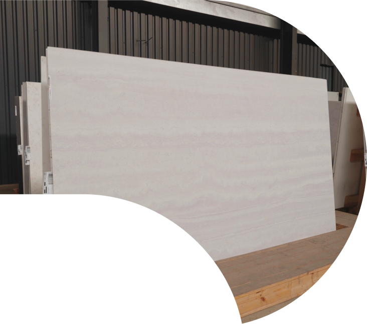 Diresco marmerplaten rechtop opgesteld in het atelier